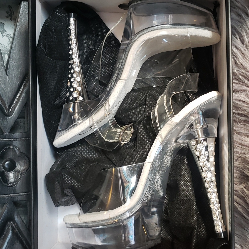 NWT pleasers stilettos size 6